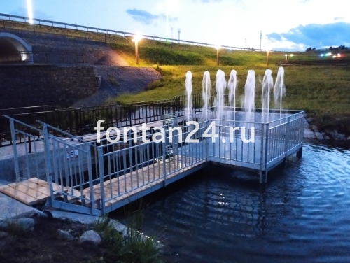 Пешеходный фонтан на воде